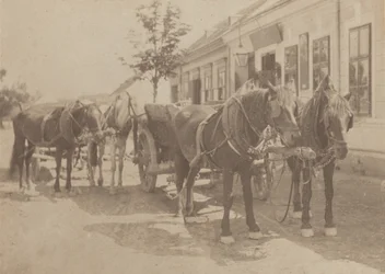 Voor de taverne