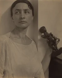 Georgia O’Keeffe met een beeldhouwwerk van Matisse