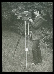 Zelfportret met camera, statief en pistool