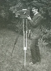 Zelfportret met camera, statief en pistool, 1886