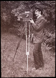 Zelfportret met camera, statief en pistool