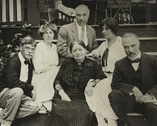 Zonder titel, Stieglitz, Agnes, moeder Hedwig, Julius, Selma en Lee op de trappen van Oaklawn, 1910 of 1912