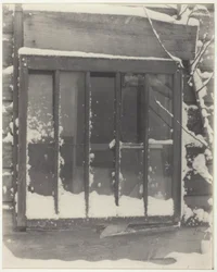 Raam: hout, glas, sneeuw