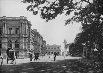 Hoofdpostkantoor met ingang naar Queens House en klokkentoren in de verte, ca. 1890, 1910