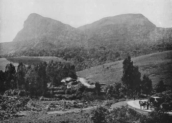 Op weg naar Hakgalla. Hakgalla Rots in de verte, c1890, 1910