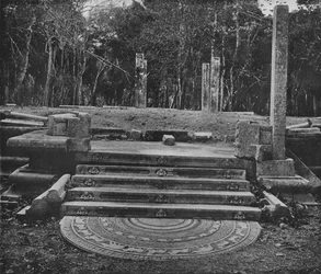 De verwoeste steden van Anuradhapura. Maansteen en trappen, ca. 1890, 1910