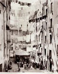 Uitzicht op het kleine Piazza dei Truogoli di Santa Brigida, ca.1895