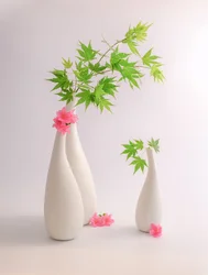 Groene bladeren, roze bloemen