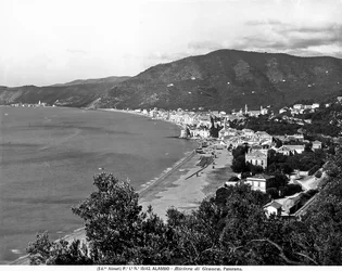 Panoramisch uitzicht op de stad Alassio, provincie Savona, ca. 1915-20