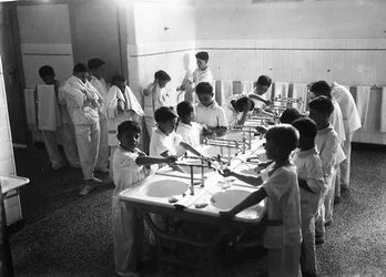 Villa Rosa Maltoni Mussolini: kinderen die zich wassen voor het slapengaan