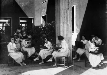 Villa Rosa Maltoni Mussolini: vrouwelijke studenten tijdens een schilderles