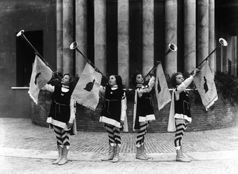 Villa Rosa Maltoni Mussolini: groep jonge meisjes verkleed als pageboys