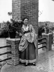 Villa Rosa Maltoni Mussolini: portret van een adolescent in traditionele Calabrische kleding