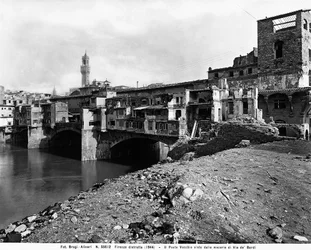 Tweede Wereldoorlog: de Ponte Vecchio, gezien vanuit het puin van Borgo S. Jacopo, in Florence na het bombardement. Deze foto maakte vroeger deel uit van de Brogi-collectie, maar behoort nu tot de Alinari-collectie