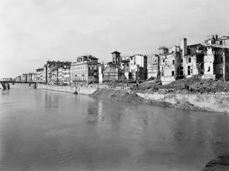 Wereldoorlog II: het puin langs de Arno-rivier in Florence, na het bombardement. Deze foto, voorheen onderdeel van de Brogi-collectie, behoort nu tot de Alinari-collectie