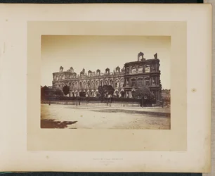 Stadhuis afgebrand. Gevel aan de Quai.