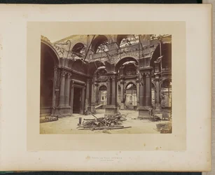 Afgebrand Hôtel de Ville. Ingang van de Salons.