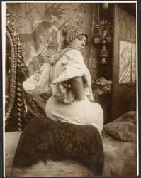 [Vrouwelijk model gebruikt in de 1908 decoratieve panelen van het Duitse Theater (New York), Parijs].