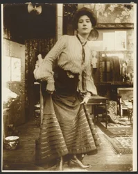 [Vrouwelijk model in gestreepte blouse en lange jurk, Parijs].