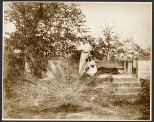 [Marie Mucchová met dochter Jaroslava in het park van Zbiroh, Bohemen].