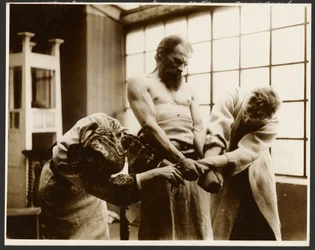 [Drie modellen poserend voor de "Symbolische Groep" in de afbeelding, "Het feest van St. Vitus in Rügan," uit de "Epos van de Slaven Cyclus, Zbiroh, Bohemen"].