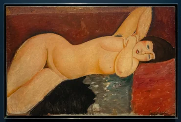 Liggend vrouwelijk naakt met verstrengelde handen