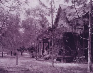 Een huis in de schaduw van Southern Pines, Florida