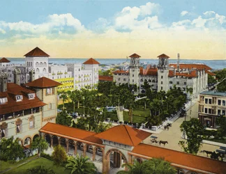 Vogelvlucht van Alcazar en Cordova Hotels vanaf de Ponce de Leon, St Augustine, Florida