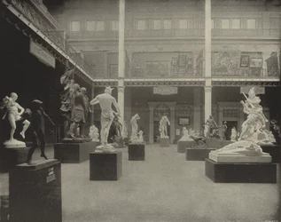 Franse beeldhouwkunst in het Kunstpaleis (z/w foto)
