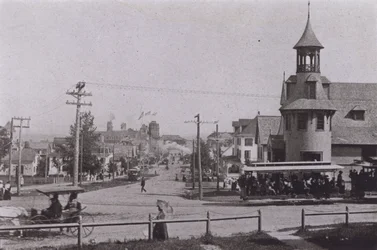 Old Orchard Beach, Maine: Old Orchard richting het strand (zwart-wit foto)