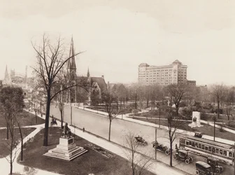 Gezicht in vogelvlucht op Grand Circus Park, met Woodward Avenue, Pingree Monument, Maybury Monument, Central M E Church en YMCA-gebouw, Detroit, Michigan (z/w foto)
