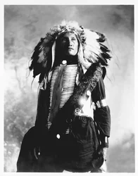 Eddie Plenty Holes, een Sioux-indiaan, circa 1900