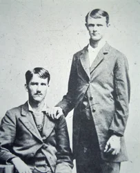 Frank (1843-1915) en Jesse James (1847-82) ca. 1870