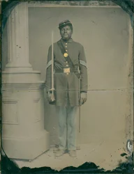 Henry F. Steward, sergeant in het 54e Massachusetts Volunteer Infantry Regiment, 1863 (handgekleurde kwartplaat ambrotype)