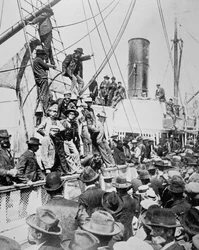 Hoopvolle goudzoekers verlaten Vancouver tijdens de Klondike Gold Rush (1897-98) 1898