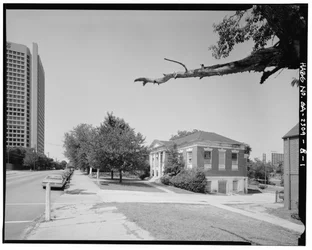 In context, van zuid naar noord, langs Luckie Street. - Clark Howell Homes, Anne Wallace Branch Carnegie Library, 538 Luckie Street, Atlanta, Fulton County, GA
