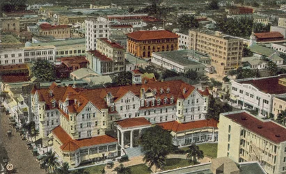 Miami, Florida, ca 1925: Vogelvlucht, met het Halcyon Hotel op de voorgrond (kleurenfoto)
