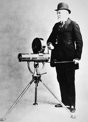 Richard J. Gatling, getoond met het Bulldog Model van 1893 (zw/w foto)
