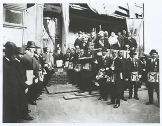 Schomburg onder vrijmetselaars en Odd Fellows bij het leggen van de eerste steen van de Ionic Temple