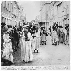 Straat in Fort de France met vluchtelingen na de uitbarsting van Mont Pelee, Martinique, gepubliceerd door Underwood and Underwood, 1902