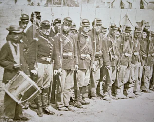 Het Zesde Maine Infanterieregiment van het leger van de Unie, op parade na de Slag bij Fredericksburg