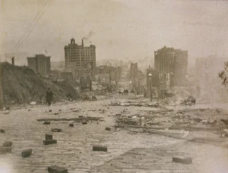 Uitzicht op de skyline van San Francisco met rook van de brand veroorzaakt door de aardbeving, 1906