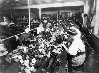 Vrouwen naaien teddyberen in een fabriek, ca. 1915