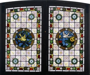 Een paar glas-in-loodramen, ca. 1890