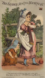 Meisjes kijken naar bij terwijl ze met bal spelen