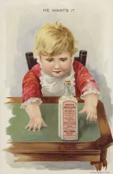 Jonge jongen zit aan tafel