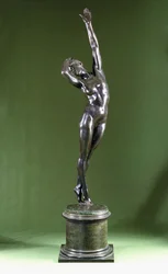 Een bronzen figuur van een naakte vrouw