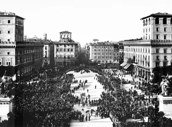 Piazza Venezia in Rome tijdens de fascistische viering ter herdenking van de Onbekende Soldaat bij het Altare della Patria, 04/11/1922