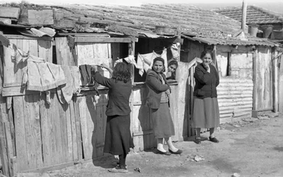 CROTONE - VROUWEN IN DICHTE KLEREN,