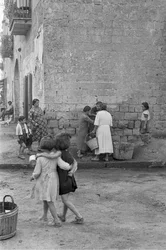 Kinderen en vrouwen in Qualiano, Napels, Italië